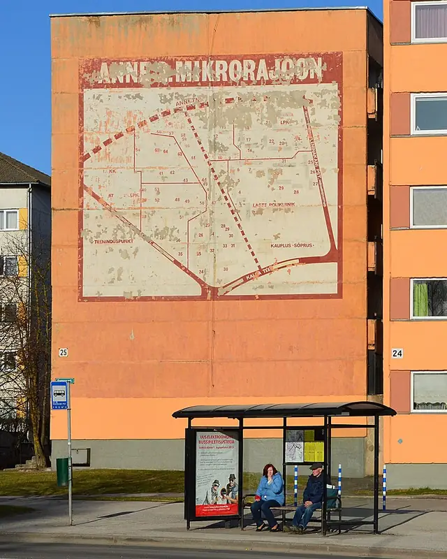 Annelinna mikrorajooni kaart maalituna kortermaja otsaseinale Kaunase puiestee 24 juures
